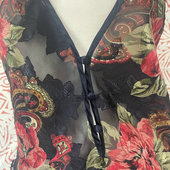 Vintage 90’s Victoria Secret nighty with red rose and paisley design size M - Picture 4 of 10